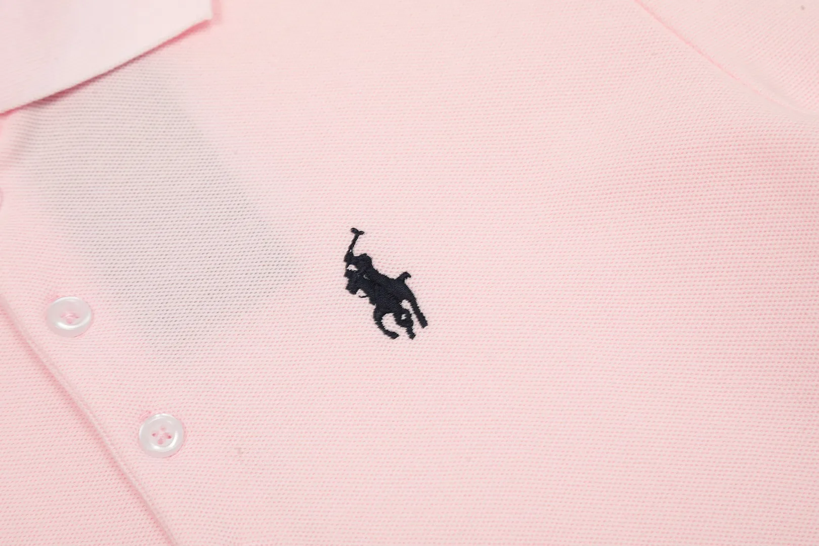 🅿️152 "Top quality" Style number: DS004# (not off the shelves all year round) [Ralph Lauren classic pony embroidered lapels women's slim fit POLO short sleeves] ✅Ralph Lauren Ralph Lauren classic basic women's all-match slim fit POLO short sleeves ✅Main supplier platform live broadcast Wholesale entities Replenish when out of stock Not off the shelves ✅ZP quality 1:1 pattern making Scan the code to enter the GF website Z cabinet quality ✅Details and quality are the only one in Guangzhou. Imported pique fabrics focus on high-end and cost-effective. Needless to say good quality. ✅The version is restored to the original order. The maximum size can be worn up to 130 pounds. Loose, comfortable and stress-free.